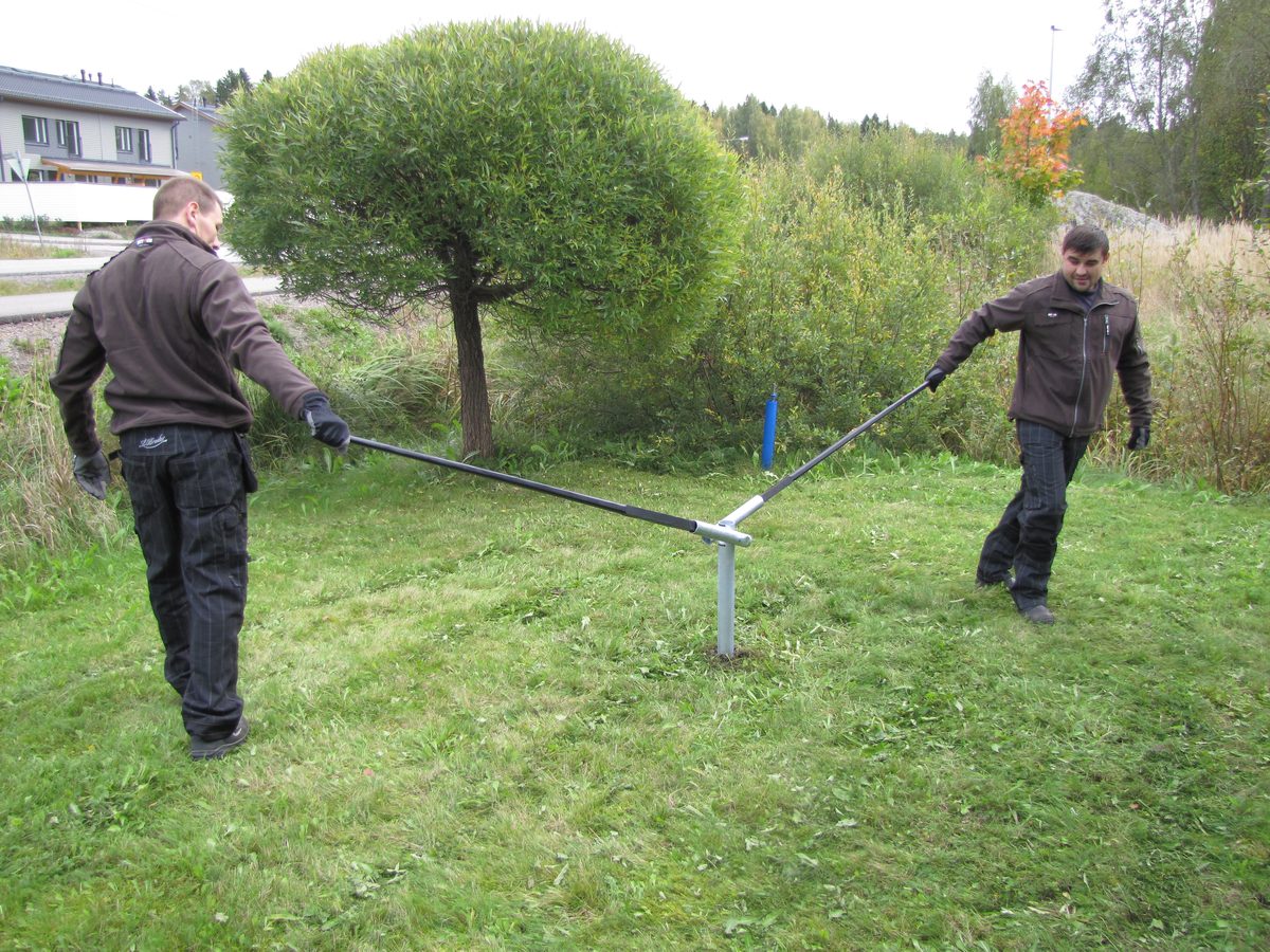 HELIX-ruuvipaalun asennus SR100-asennussarjalla kahdella henkilöllä